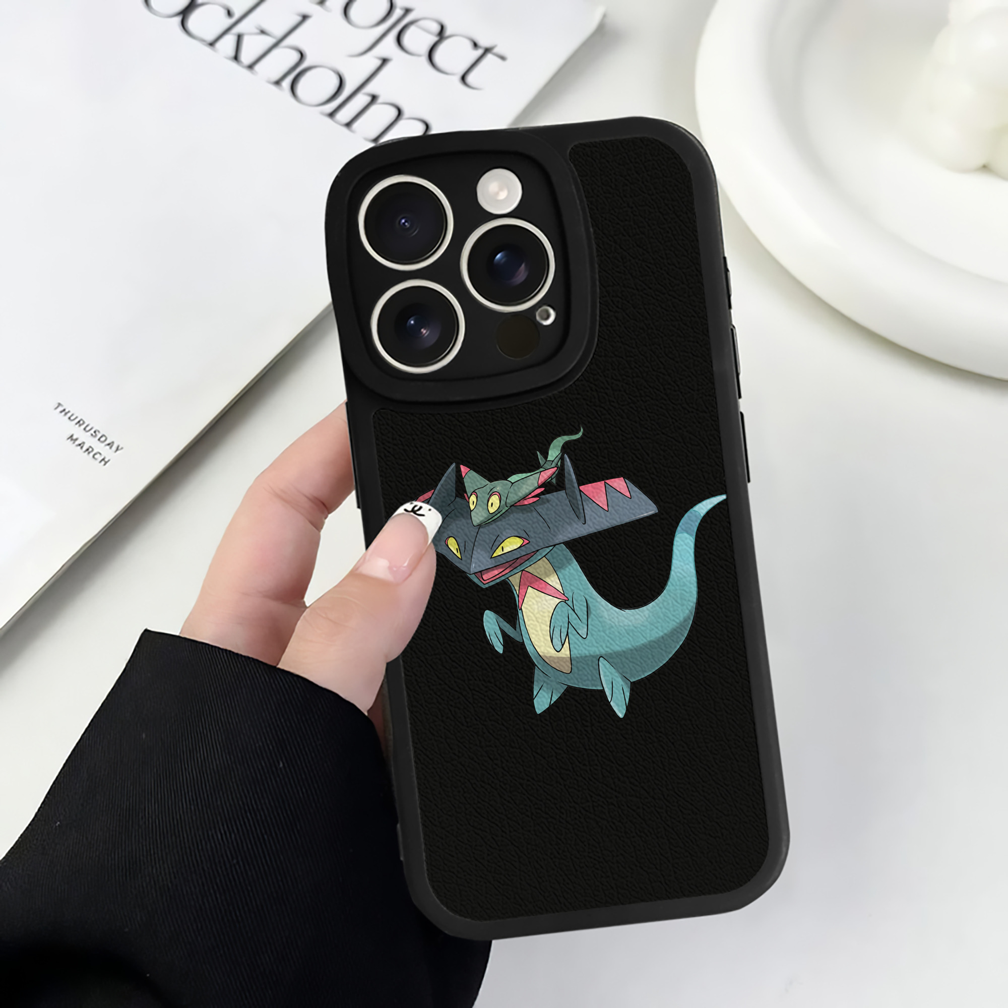 （画像用） ポケットモンスター Pokémon 【iPhone 16シリーズ対応】シリコンスマホケース（レザー調） 材質：シリコン